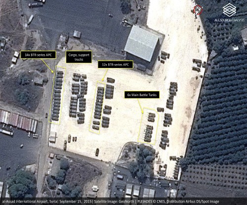 Satelitná snímka z 15. septembra ukazuje ruské tanky a transportéry na základni v Latakii.