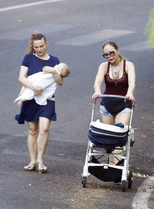 Ornella Muti sa na prechádzku s dcérou a vnukom vyobliekala do krátkych šortiek. 
