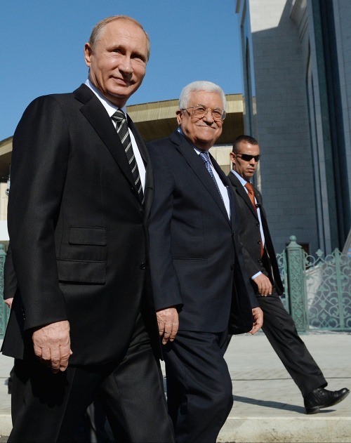 Vladimir Putin a palestínsky prezident Mahmu Abbás (vpravo)