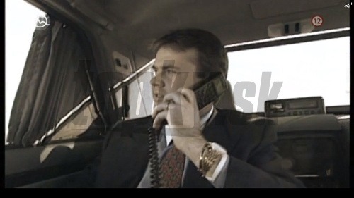 Július Rezeš v luxusnom aute s telefónom na šnúre, zlatými hodinkami a náramkom na zápästí. Aj takto vyzeral v roku 1998 známy podnikateľ.