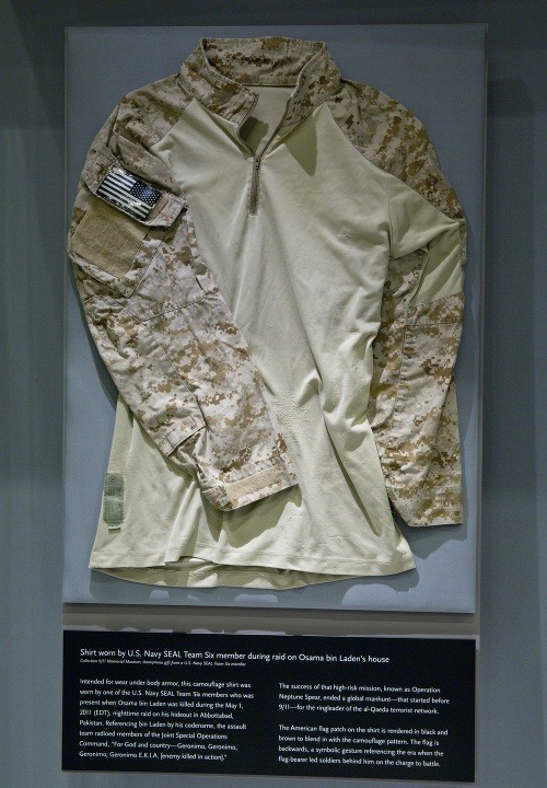 Oblečenie, ktoré mal na sebe počas misie, je vystavené v múzeu.