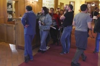 Hostia evakuovaní zo zhoreného hotela Junior čakajú na vybavenie náhradných dokladov v hoteli Družba v stredisku Jasná v Nízkych Tatrách. 