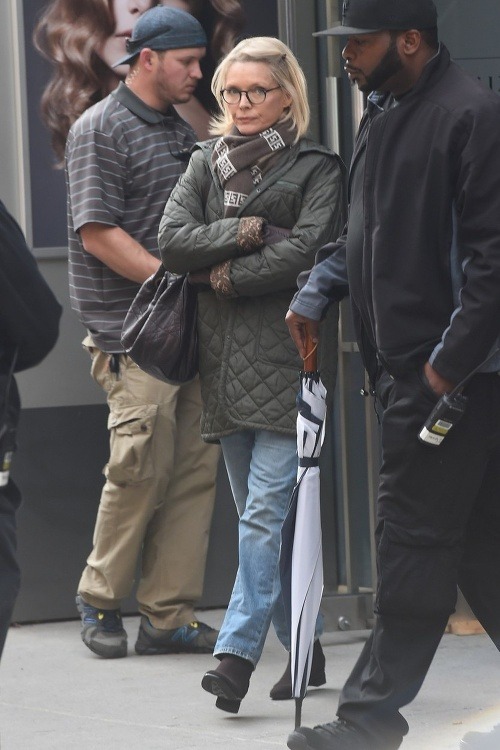Takto v súčasnosti vyzerá herečka Michelle Pfeiffer, ktorú paparazzi nafotili počas nakrúcania filmu The Wizard of Lies. 