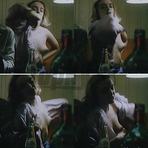 Ani Eva Pavlíková sa v minulosti nebránila odhaleným scénam. Svoje úplne nahé prsia ukázala napríklad vo filme Hĺbkový rekord, keď mala sladkých 25 rokov. 