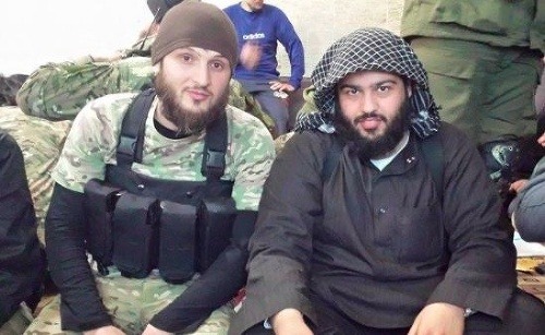 Abdul Hakim Shishany (vľavo), vlastným menom Rustam Azhijev, má byť šéfom kauzskej skupiny v provincii Lázikíja.