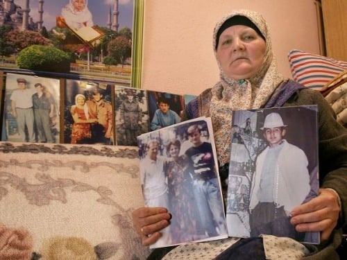 Bosnianka Sabra Mujičová ukazuje fotky príbuzných, ktorí neprežili masaker v Srebrenici