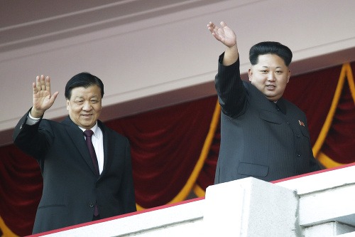 Vodca KĽDR Kim Čong-un (vpravo).