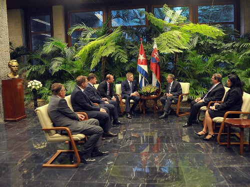 Kubánsky prezident Raúl Castro (uprostred vpravo) a predseda vlády SR Robert Fico (uprostred vľavo) počas stretnutia pri príležitosti návštevy slovenskej delegácie na Kube. 