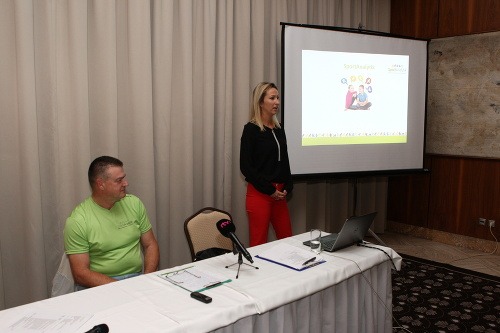 Martina Skořepová z občianskeho združenia SportAnalytik a Martin Hlôška, poradca pre šport, počas tlačovej konferencie. 