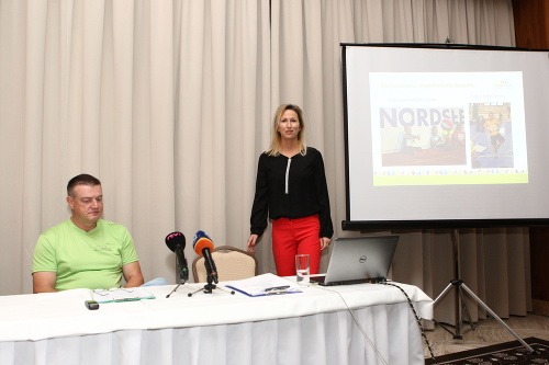 Martina Skořepová z občianskeho združenia SportAnalytik a Martin Hlôška, poradca pre šport, počas tlačovej konferencie.