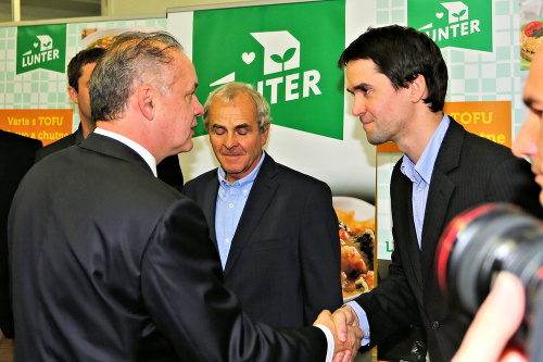 (Sprava) Výkonný riaditeľ spoločnosti Lunter (pôvodne Alfa Bio) Ondrej Lunter, zakladateľ spoločnosti Ján Lunter (v pozadí) a prezident SR Andrej Kiska 