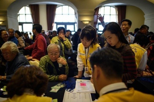 Juhokórejčania, ktorí boli vybraní na stretnutie, sa registrujú v hoteli v meste Sokčo