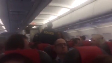 Policajti na palube lietadla museli muža vyviesť