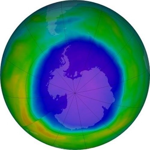 18. október 2015 - ozón nad antarktickým pólom (najmenej ozónu označuje modrá a purpurová farba, najviac žltá a červená)