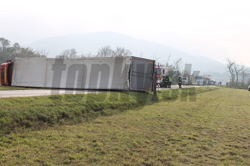 Prevrátený kamión pri Sološnici