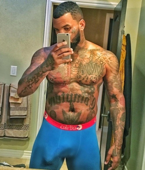Raper The Game zverejnil na instagrame takúto fotku. Na tetovania sa mu asi pozerá málokto :)