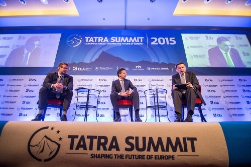 (Zľava) Riaditeľ Inštitútu finančnej politiky (IFP) Martin Filko, holandský politik Jeroen Dijsselbloem a minister financií SR Peter Kažimír počas medzinárodnej konferencie TATRA Summit 2015 v Grand Hoteli River Park.
