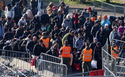 Migranti čakajú na slovinsko-rakúskych