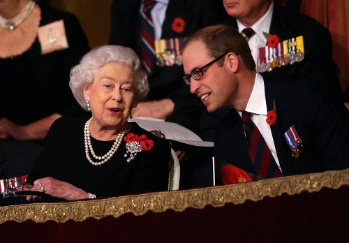 Princ William má dnes plešinu a na tvári dioptrické okuliare. 