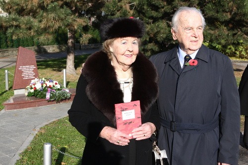 Aisle Rosemary May Domanová a Milan Píka pri pamätníku na Šafárikovom námestí v Bratislave