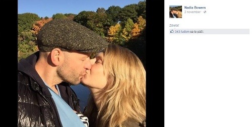 Manželka herca Coreya Stolla, Nadia Bowers, pochválila na sociálnej sieti Facebook fotkou, na ktorej je vidieť dieťa v modrom 