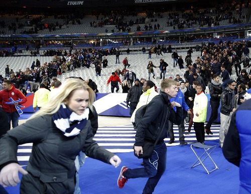 Ľudia na futbalovom zápase Francúzska s Nemeckom v panike utiekli na ihrisko.