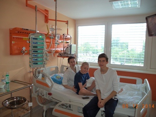 Mama Agáta s dvomi hrdinami v sterilnom boxe na Transplantačnej jednotke kostnej drene v Bratislave - mladším Damiánkom, ktorý bol transplantovaný a jeho bratom Kristiánom, darcom kostnej drene.