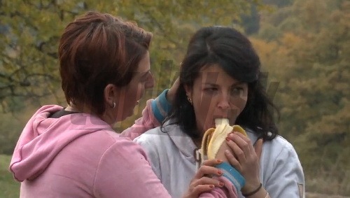 Súťažiace na Farme si jedna po druhej vkladali banán do úst. Petra Bejdová dokonca Jane Perunkovej s perverzne pôsobiacimi praktikami pomáhala. 