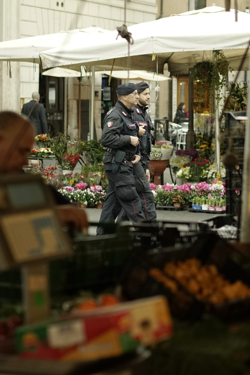 Polícia hliadkuje na trhu