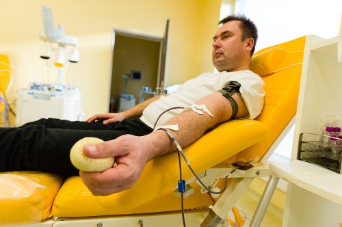 Pohľad na odber krvi v rámci podujatia Deň zdravia alebo učiteľská kvapka krvi v Martine