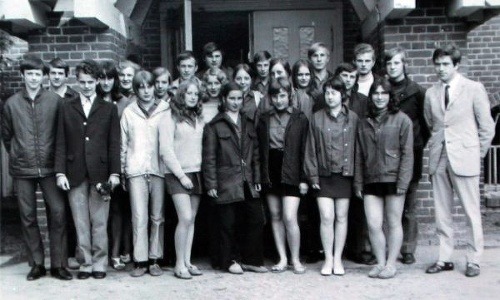 Rok 1971 - ešte ako Angela Kasner (druhý rad, šiesta zľava)