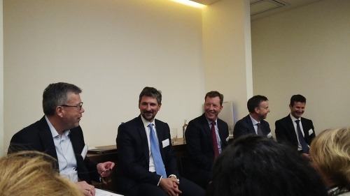 Finanční expert z Fidelity: Eugene Philalithis (druhý zľava), Richard Parkin (v strede), Julian Webb (druhý sprava), Nick Peters (úplne vpravo)