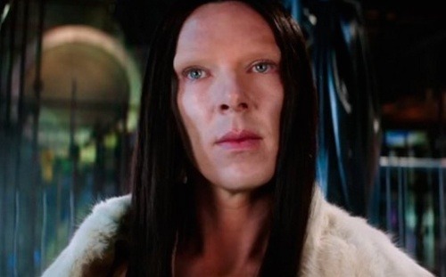 Benedict Cumberbatch vyzerá v komédii Zoolander 2 ako kópia speváčky Cher. 