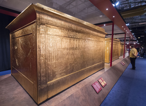 Replika Tutanchamónovej hrobky vystavená v Drážďanoch