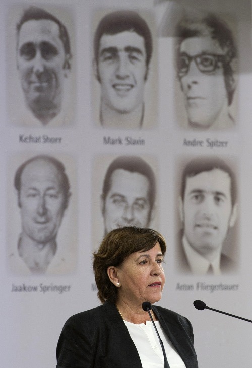Ankie Spitzerová s fotografiami zabitých Izraelčanov