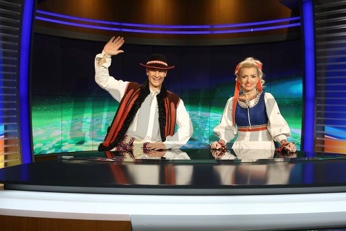 Patrik Švajda a Zlatica Švajdová Puškárová odmoderovali záver Televíznych novín v krojoch. 