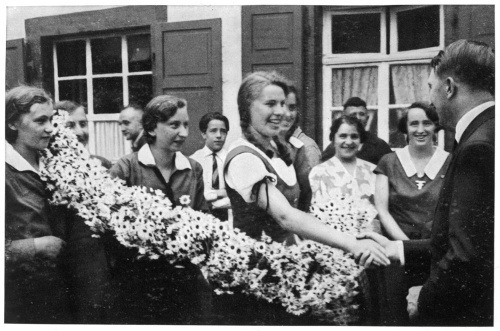 HItlera vždy vítali dievčatá s kvetmi.