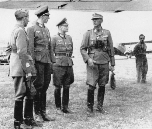 Waldheim na inšpekcii v Juhoslávii. Druhý zľava, rok 1943.