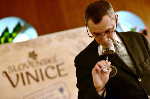 Uznávaný francúzsky odborník Jean-Daniel Angibaud pri degustácii vín zo Slovenských viníc.