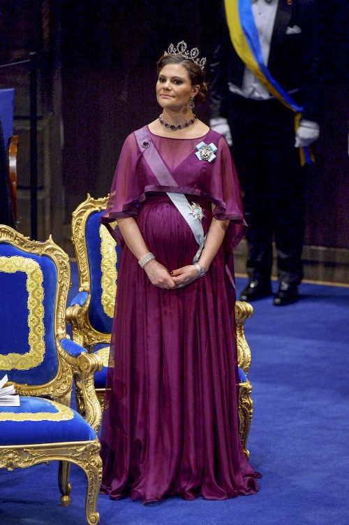 Princezná Victoria (38) je nasledovníčka kráľovského trónu. Je o nej známe, že v minulosti prekonala anorexiu. V lete 2010 sa vydala za svojho osobného trénera Daniela Westlinga, ktorému v 2012 porodila dcérku Estelle. Aktuálne nosí pod srdcom druhého potomka, narodiť by sa mal v marci.