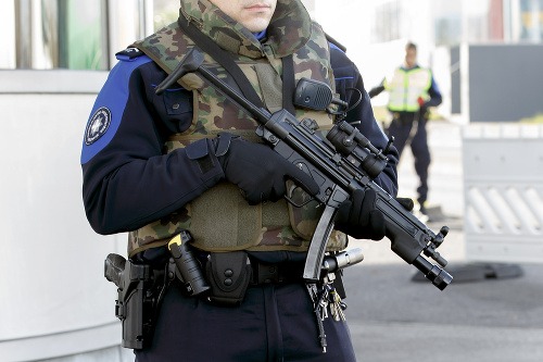Švajčiarska polícia hliadkuje so