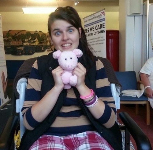 Elisa sedí v nemocničnej čakárni a predstiera, že dostáva liečbu na rakovinu