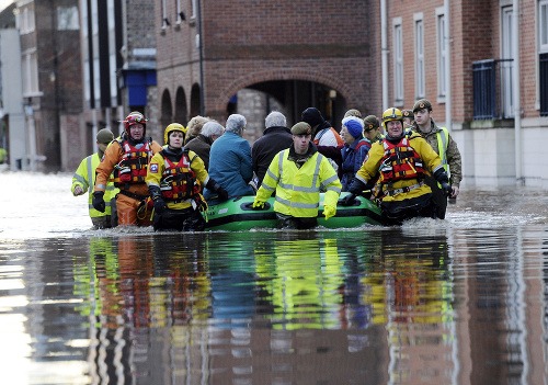 Britániu zasiahli ničivé povodne.