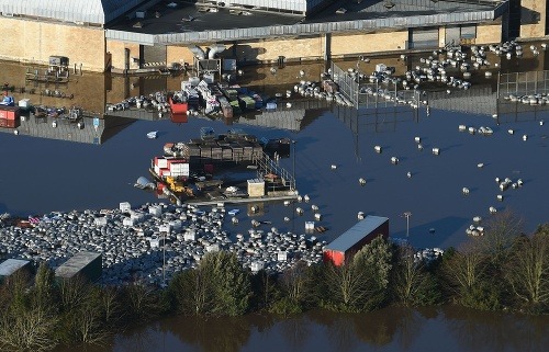 Britániu zasiahli ničivé povodne.