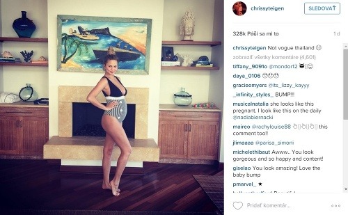 Tehotná Chrissy Teigen vyzerá v plavkách fantasticky. 