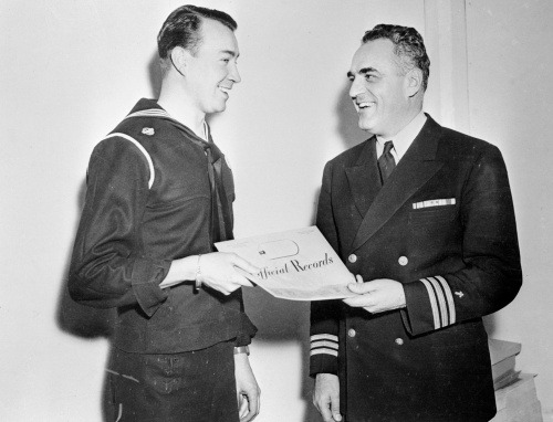 William Patrick (vľavo) slúžil v americkom námorníctve.
