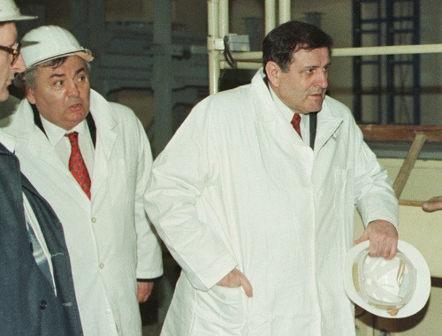 Ducký s vtedajším premiérom Mečiarom počas prehliadky rozostavaného tela jadrového reaktora Jadrovej elektrárne v Mochovciach. Rok 1996.