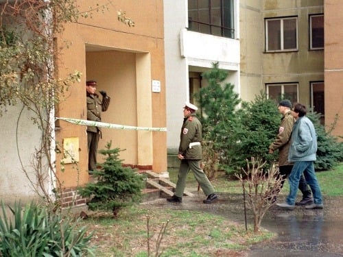 Príslušníci polície strážia vchod do domu na Bajzovej ulici v Bratislave, kde 11. januára 1999 približne o 13. hodine v priestoroch vstupnej chodby bol zastrelený Ján Ducký.