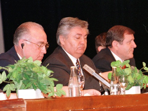 Archívna snímka z roku 1995 z oficiálnej návštevy ruského premiéra Viktora Černomyrdina. Uprostred sedí minister hospodárstva Jána Ducký, vedľa neho na snímke vpravo je vtedajší slovenský premiér Vladimír Mečiar.