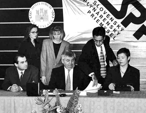Na snímke z roku 1997 Ján Ducký podpisuje v Bratislave Dohodu o poskytnutí úveru v sume 270 miliónov DEM so zástupcami bánk Citibank N.A. a Ing Barings so sídlom v Londýne. 